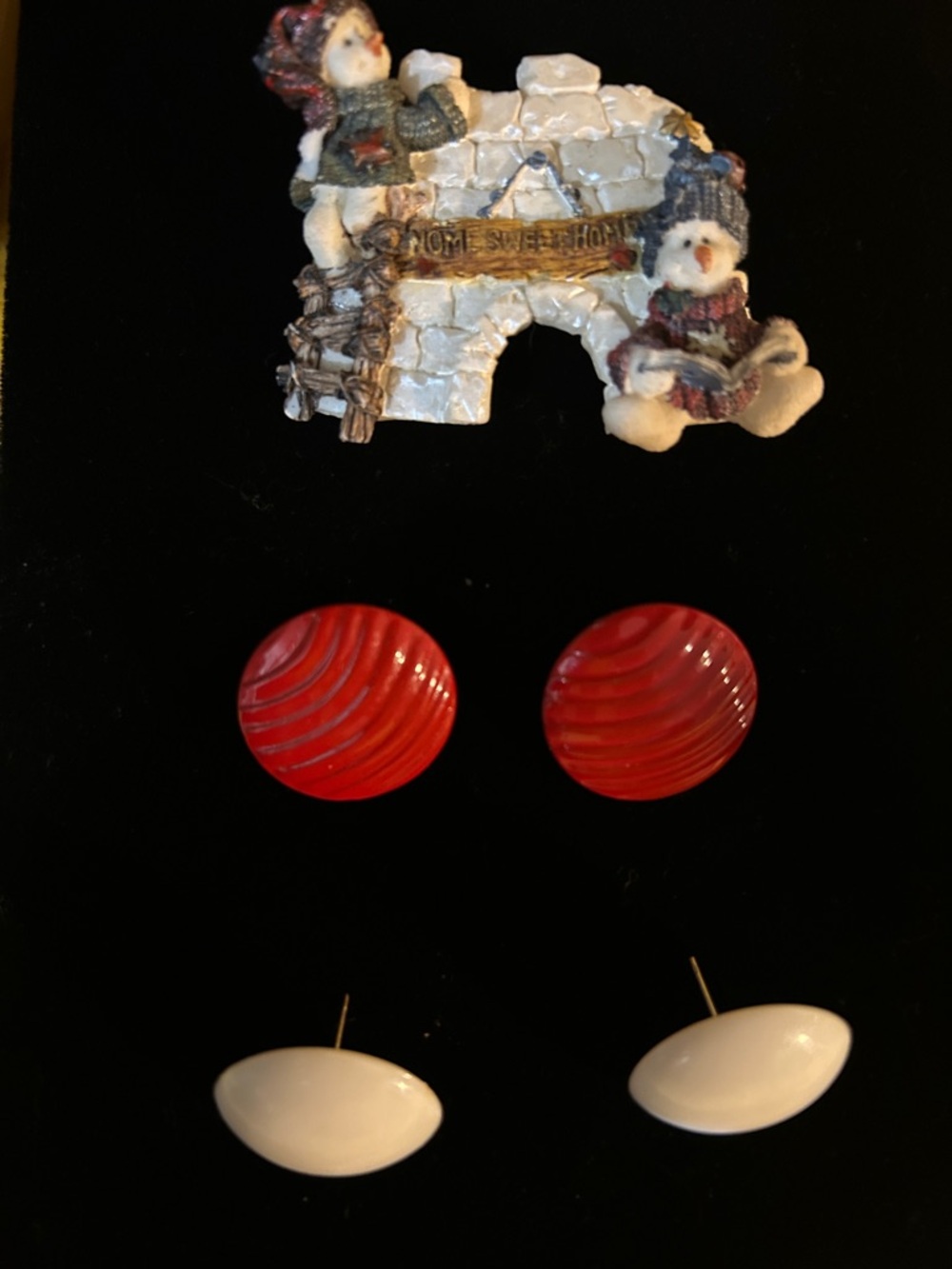Red Swirl and White Dome Decorative Accent Set